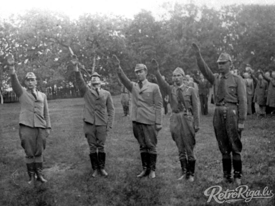 1937. gads. Jaunatnes organizācijas “Mazpulki” vadītāji vasaras nometnē Saules dārzā pie Ķīšezera