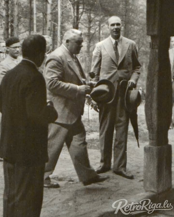 1935. gads. Latvijas Ministru prezidents Kārlis Ulmanis apmeklē Etnogrāfisko muzeju
