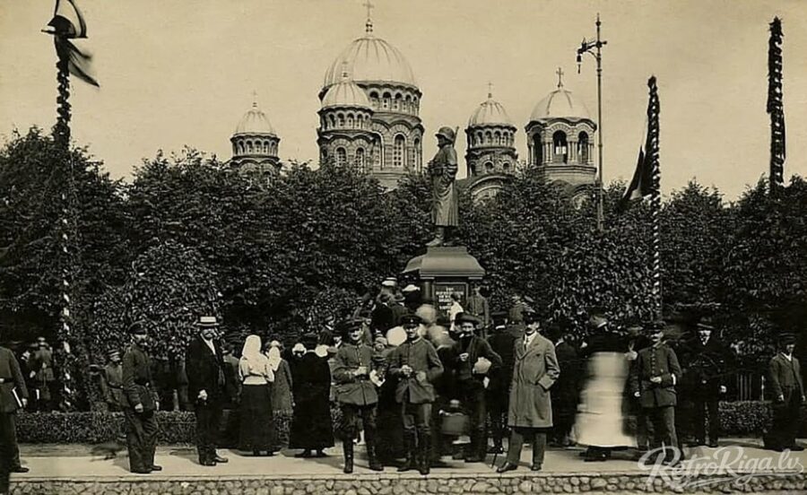 1918. gada septembris. Pie vācu karavīra pieminekļa