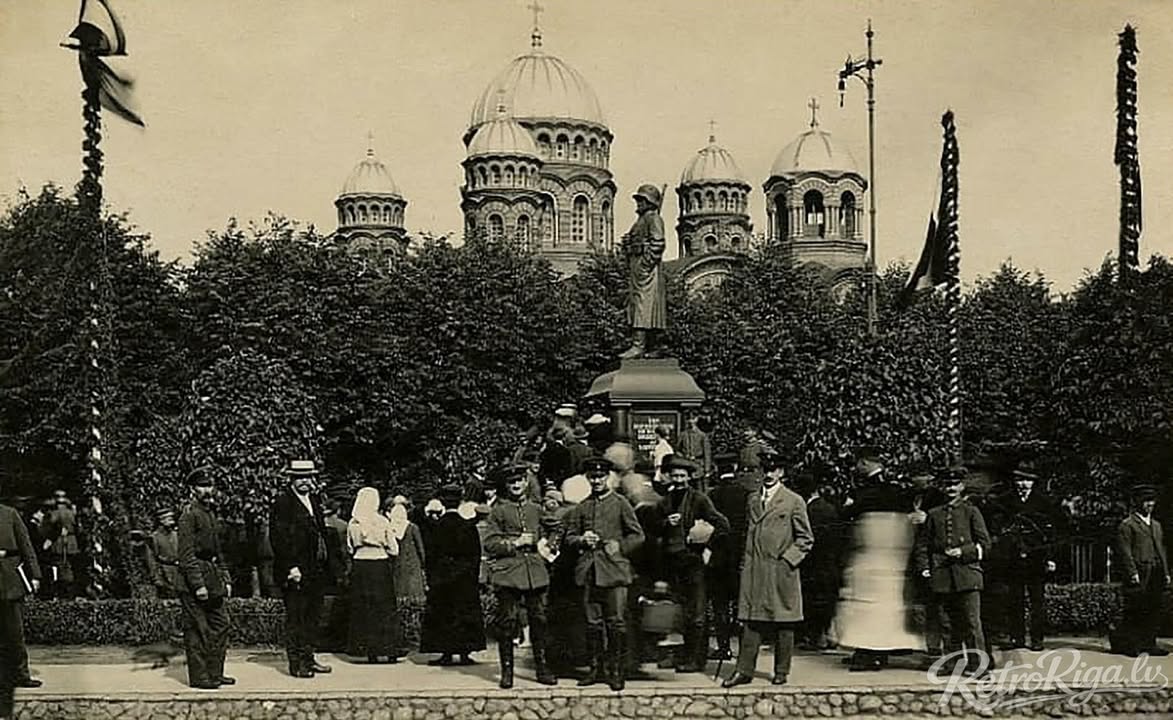 1918. gada septembris. Pie vācu karavīra pieminekļa