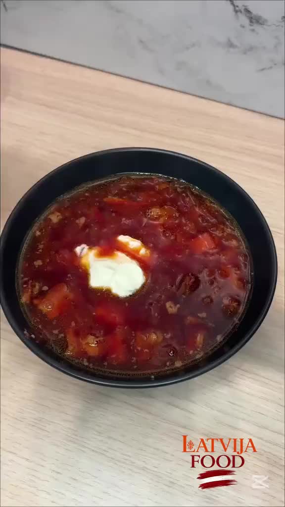 Biešu zupa ar kūpinātām ribiņām